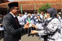 Wakil Bupati Garut memberikan bunga keada Perwakilan guru sebagai tanda terima kasih terhdap pengabdian dalam mencerdaskan bangsa, Kamis (25/11/2021)