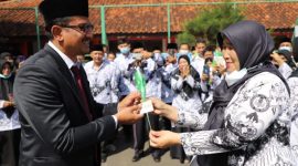 Wakil Bupati Garut memberikan bunga keada Perwakilan guru sebagai tanda terima kasih terhdap pengabdian dalam mencerdaskan bangsa, Kamis (25/11/2021)