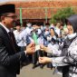 Wakil Bupati Garut memberikan bunga keada Perwakilan guru sebagai tanda terima kasih terhdap pengabdian dalam mencerdaskan bangsa, Kamis (25/11/2021)