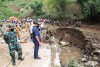 Wakil Bupati Garut, dr. Helmi Budiman meninjau secara langsung perbaikan jembatan penghubung desa yang rusak akibat diterjang banjir di Desa Sukalila, Kecamatan Sukaresmi, Kabupaten Garut, Senin (8/11/2021).
(Foto: Yogi Budiman/ Diskominfo Garut)