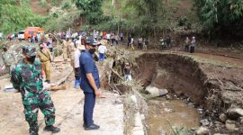 Wakil Bupati Garut, dr. Helmi Budiman meninjau secara langsung perbaikan jembatan penghubung desa yang rusak akibat diterjang banjir di Desa Sukalila, Kecamatan Sukaresmi, Kabupaten Garut, Senin (8/11/2021).
(Foto: Yogi Budiman/ Diskominfo Garut)