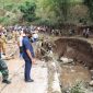 Wakil Bupati Garut, dr. Helmi Budiman meninjau secara langsung perbaikan jembatan penghubung desa yang rusak akibat diterjang banjir di Desa Sukalila, Kecamatan Sukaresmi, Kabupaten Garut, Senin (8/11/2021).
(Foto: Yogi Budiman/ Diskominfo Garut)