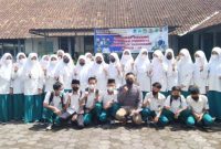 POTO BERSAMA. Siswa Siswi MTs dan SMA Darusalam Poto bersama usai divaksin, Senin (1/11/2021)