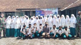 POTO BERSAMA. Siswa Siswi MTs dan SMA Darusalam Poto bersama usai divaksin, Senin (1/11/2021)