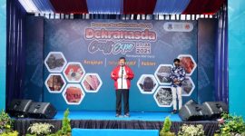 Bupati Garut, Rudy Gunawan membuka resmi Dekranasda Craft Expo yang diinisiasi oleh Dewan Kerajinan Nasional Daerah (Dekranasda) Garut bekerja sama dengan Dinas Perindustrian dan Perdagangan (Disperindag) Garut di Halaman Mall Ramayana, Kecamatan Garut Kota, Kabupaten Garut, Minggu (28/11/2021).
(Foto: Diskominfo Garut)