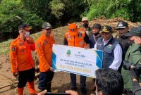 SERAHKAN. Bank bjb Cabang Garut ini  menyerahkan dana CSR Sebesar 100 juta ,Bantuan diterima secara simbolis diterima oleh Wakil Gubernur Jawa Barat, Uu Ruzhanul Ulum dan Wakil Bupati Garut, dr. Helmi Budiman, di Desa Ciloa, Kecamatan Sukawening, Kabupaten Garut, Minggu (28/11/2021).