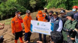 SERAHKAN. Bank bjb Cabang Garut ini  menyerahkan dana CSR Sebesar 100 juta ,Bantuan diterima secara simbolis diterima oleh Wakil Gubernur Jawa Barat, Uu Ruzhanul Ulum dan Wakil Bupati Garut, dr. Helmi Budiman, di Desa Ciloa, Kecamatan Sukawening, Kabupaten Garut, Minggu (28/11/2021).