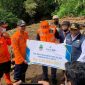 SERAHKAN. Bank bjb Cabang Garut ini  menyerahkan dana CSR Sebesar 100 juta ,Bantuan diterima secara simbolis diterima oleh Wakil Gubernur Jawa Barat, Uu Ruzhanul Ulum dan Wakil Bupati Garut, dr. Helmi Budiman, di Desa Ciloa, Kecamatan Sukawening, Kabupaten Garut, Minggu (28/11/2021).
