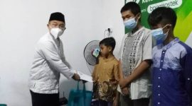 Kepala BPJS Ketenagakerjaan Cabang Tasikmalaya, meyerahkan santunan untuk anak yatim, pada Kegiatan Pembinaan Kerohanian Karyadan dan pemberian Santunan anak Yatim, Di Kantor BPJS Ketenagakerjaan Cabang Garut, Selasa (9/11/2021).