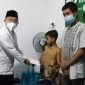 Kepala BPJS Ketenagakerjaan Cabang Tasikmalaya, meyerahkan santunan untuk anak yatim, pada Kegiatan Pembinaan Kerohanian Karyadan dan pemberian Santunan anak Yatim, Di Kantor BPJS Ketenagakerjaan Cabang Garut, Selasa (9/11/2021).