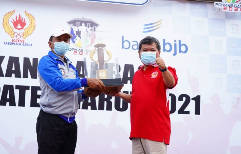 JUARA. Camat Tarogong Kidul Drs Doni Rukama menerima Piala Porkab Dari Bupati Garut Sebagai Juara Pertama Porkab Garut 2021, Penyerahan di laksanakan pada Penutupan Porkab Garut, Sabtu (30/10/2021)