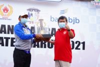 JUARA. Camat Tarogong Kidul Drs Doni Rukama menerima Piala Porkab Dari Bupati Garut Sebagai Juara Pertama Porkab Garut 2021, Penyerahan di laksanakan pada Penutupan Porkab Garut, Sabtu (30/10/2021)