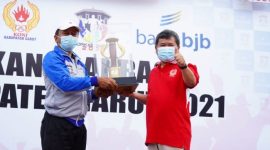 JUARA. Camat Tarogong Kidul Drs Doni Rukama menerima Piala Porkab Dari Bupati Garut Sebagai Juara Pertama Porkab Garut 2021, Penyerahan di laksanakan pada Penutupan Porkab Garut, Sabtu (30/10/2021)