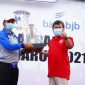 JUARA. Camat Tarogong Kidul Drs Doni Rukama menerima Piala Porkab Dari Bupati Garut Sebagai Juara Pertama Porkab Garut 2021, Penyerahan di laksanakan pada Penutupan Porkab Garut, Sabtu (30/10/2021)