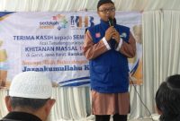 Kordinator Sedekah Kreatif Wilayah Priangan Timur, Sena Rival saat memberikan sambutan Pada acara Khitanan massal 1000 anak, Sabtu (6/11/2021)