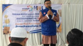 Kordinator Sedekah Kreatif Wilayah Priangan Timur, Sena Rival saat memberikan sambutan Pada acara Khitanan massal 1000 anak, Sabtu (6/11/2021)