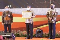 PENGHARGAAN. Bupati Garut, Rudy Gunawan, menerima langsung penghargaan sebagai Kabupaten Predikat Baik dalam acara Anugerah Meritokrasi Tahun 2021 yang dilaksanakan di The Westin Grand Ballroom, Kota Surabaya, Selasa (7/12/2021). (Foto  Dok. BKD Kab. Garut)