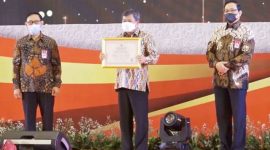 PENGHARGAAN. Bupati Garut, Rudy Gunawan, menerima langsung penghargaan sebagai Kabupaten Predikat Baik dalam acara Anugerah Meritokrasi Tahun 2021 yang dilaksanakan di The Westin Grand Ballroom, Kota Surabaya, Selasa (7/12/2021). (Foto  Dok. BKD Kab. Garut)