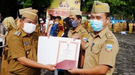 Bupati Garut, Rudy Gunawan memberikan penghargaan kepada Perwakilan Penerima Tanda Penghormatan Satyalancana Karya Satya di Lingkungan Pemerintah Kabupayen Garut pada apel gabungan terbatas, di Lapangan Setda, Kecamatan Tarogong Kidul, Kabupaten Garut, Senin (13/12/2021).
(Foto Diskominfo Garut)