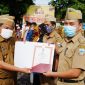 Bupati Garut, Rudy Gunawan memberikan penghargaan kepada Perwakilan Penerima Tanda Penghormatan Satyalancana Karya Satya di Lingkungan Pemerintah Kabupayen Garut pada apel gabungan terbatas, di Lapangan Setda, Kecamatan Tarogong Kidul, Kabupaten Garut, Senin (13/12/2021).
(Foto Diskominfo Garut)