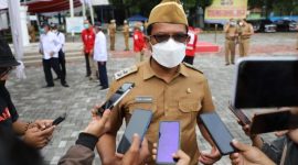 Wakil Bupati Garut, dr. Helmi Budiman memimpin apel gabungan terbatas di Lapangan Sekretariat Daerah, Kecamatan Tarogong Kidul, Kabupaten Garut, Senin (20/12/2021).
 (Diskominfo Garut)