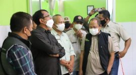 Wakil Bupati Garut, dr. Helmi Budiman meninjau langsung kondisi terkini Puskesmas Mekarmukti di Kecamatan Mekarmukti, Kabupaten Garut, Senin (21/12/2021).
(Foto Diskominfo Garut) 