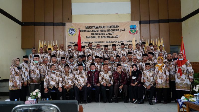 Sekretaris Daerah (Sekda) Garut, Nurdin Yana menghadiri Musda Lembaga Lanjut Usia Indonesia (LLI) Kabupaten Garut, di Gedung RA Lasminingrat, Jalan Ahmad Yani, Kecamatan Garut Kota, Kabupaten Garut, Selasa (21/12/2021).
(Foto : Diskominfo Garut)