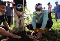 Wakil Bupati Garut, dr. Helmi Budiman menghadiri acara Penanaman Pohon di Hulu Daerah Aliran Sungai (DAS) Cimanuk Sungai Cikamiri Desa Barusari, Kecamatan Pasirwangi, Kabupaten Garut, Kamis (23/12/2021).
(Foto: Team Diskominfo Garut)