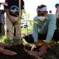 Wakil Bupati Garut, dr. Helmi Budiman menghadiri acara Penanaman Pohon di Hulu Daerah Aliran Sungai (DAS) Cimanuk Sungai Cikamiri Desa Barusari, Kecamatan Pasirwangi, Kabupaten Garut, Kamis (23/12/2021).
(Foto: Team Diskominfo Garut)