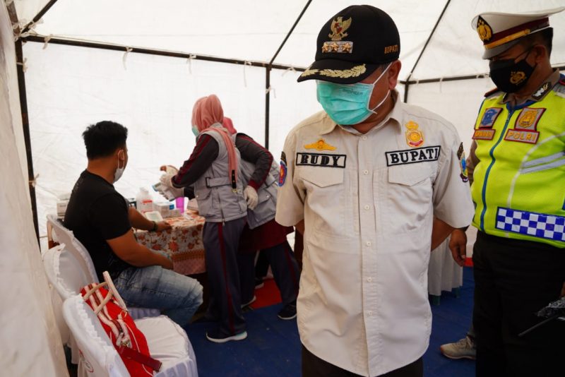 Bupati Garut, Rudy Gunawan, bersama Forkopimda Garut, meninjau penerapan prokes beberapa tempat yang ada di Kabupaten Garut, Sabtu (25/12/2021). (Deni Septyan/Diskominfo Garut)