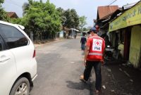 Wakil Bupati Garut, dr. Helmi Budiman monitoring perbaikan jalan di Jalan Samarang, Kecamatan Tarogong Kaler, Kabupaten Garut, Sabtu(25/12/2021). (Foto : Yogi Budiman/Diskominfo Garut)