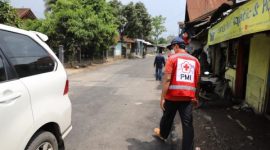 Wakil Bupati Garut, dr. Helmi Budiman monitoring perbaikan jalan di Jalan Samarang, Kecamatan Tarogong Kaler, Kabupaten Garut, Sabtu(25/12/2021). (Foto : Yogi Budiman/Diskominfo Garut)