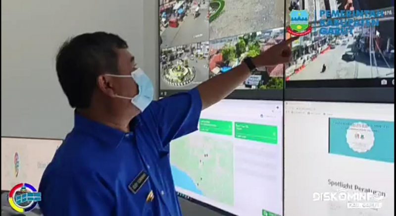 Bupati Garut, Rudy Gunawan, memantau mobilitas masyarakat melalui CCTV di Command Center Diskominfo Garut, Kecamatan Garut Kota, Kabupaten Garut, Selasa (28/12/2021). (Deni Septyan/Diskominfo Garut)