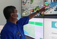 Bupati Garut, Rudy Gunawan, memantau mobilitas masyarakat melalui CCTV di Command Center Diskominfo Garut, Kecamatan Garut Kota, Kabupaten Garut, Selasa (28/12/2021). (Deni Septyan/Diskominfo Garut)