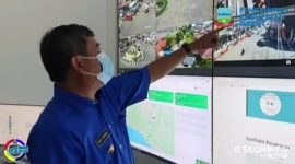 Bupati Garut, Rudy Gunawan, memantau mobilitas masyarakat melalui CCTV di Command Center Diskominfo Garut, Kecamatan Garut Kota, Kabupaten Garut, Selasa (28/12/2021). (Deni Septyan/Diskominfo Garut)