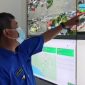 Bupati Garut, Rudy Gunawan, memantau mobilitas masyarakat melalui CCTV di Command Center Diskominfo Garut, Kecamatan Garut Kota, Kabupaten Garut, Selasa (28/12/2021). (Deni Septyan/Diskominfo Garut)