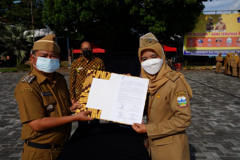 Bupati Garut, Rudy Gunawan melantik 361 Pegawai Negeri Sipil (PNS) dalam Jabatan Fungsional Melalui Penyetaraan di Lingkungan Pemkab Garut di Lapangan Setda, Jalan Pembangunan, Kecamatan Tarogong Kidul, Kabupaten Garut, Kamis (30/12/2021).
(Foto: Deni Septyan/ Diskominfo Garut)