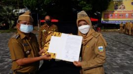 Bupati Garut, Rudy Gunawan melantik 361 Pegawai Negeri Sipil (PNS) dalam Jabatan Fungsional Melalui Penyetaraan di Lingkungan Pemkab Garut di Lapangan Setda, Jalan Pembangunan, Kecamatan Tarogong Kidul, Kabupaten Garut, Kamis (30/12/2021).
(Foto: Deni Septyan/ Diskominfo Garut)