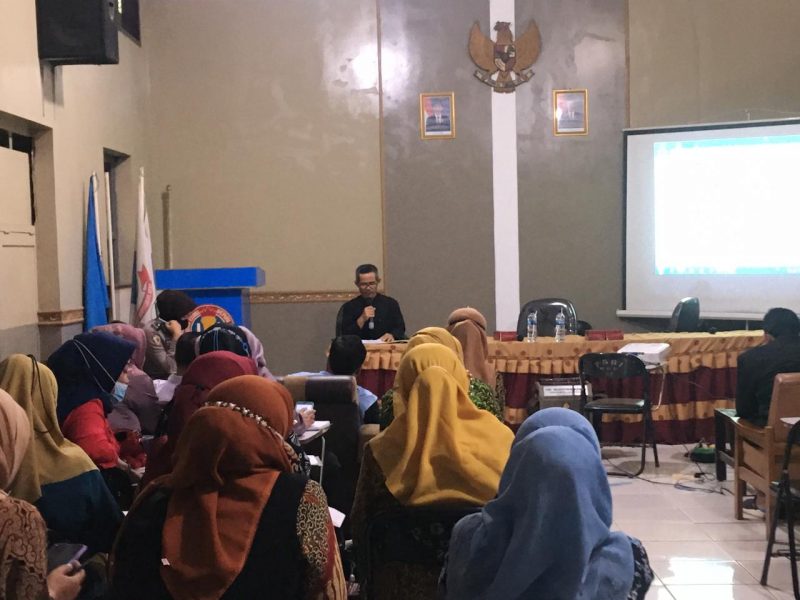 Pelaksanaan sosialisasi yang dilakukan oleh Tim Satgas Saber Pungli yang dilaksanakan di Kecamatan Leles, Kabupaten Garut, Kamis (30/12/2021). (Foto : Diskominfo Garut)