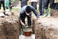 Wakil Bupati Garut, dr. Helmi Budiman melakukan Peletakan  Batu Pertama pembangunan Gedung islamic Center di Kecamatan Cisurupan, Kabupaten Garut, Kamis (30/12/2021).
(Foto: Yogi Budiman/ Diskominfo Garut)