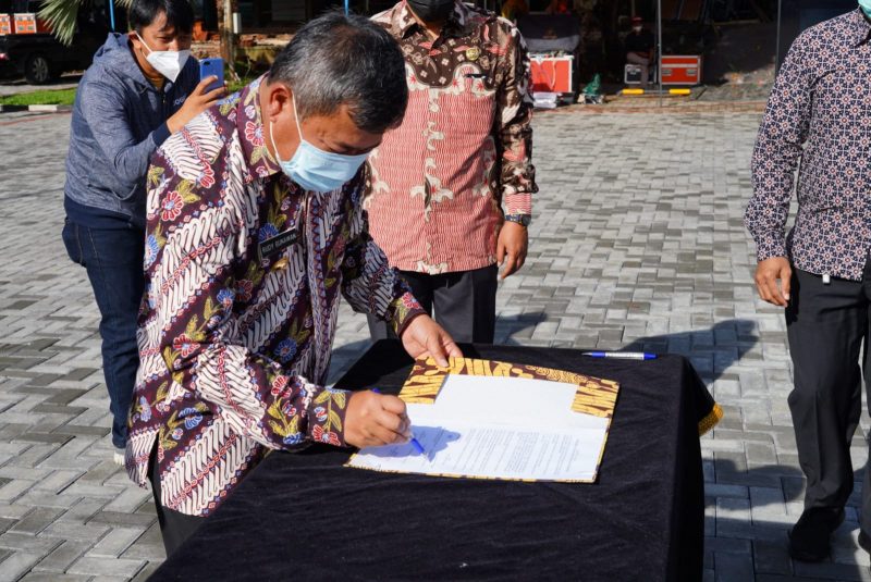 Bupati Garut, Rudy Gunawan melantik Pejabat Administrator, Pengawas Sekolah, dan Nomenklatur 2 Dinas di Lingkungan Pemerintah Kabupaten (Pemkab) Garut di Lapangan Sekretariat Daerah (Setda), Jalan Pembangunan, Kecamatan Tarogong Kidul, Kabupaten Garut, Jum’at (31/12/2021).
(Foto: Muhamad Azi Zulhakim/ Deni Septyan/ Diskominfo Garut)