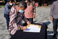 Bupati Garut, Rudy Gunawan melantik Pejabat Administrator, Pengawas Sekolah, dan Nomenklatur 2 Dinas di Lingkungan Pemerintah Kabupaten (Pemkab) Garut di Lapangan Sekretariat Daerah (Setda), Jalan Pembangunan, Kecamatan Tarogong Kidul, Kabupaten Garut, Jum’at (31/12/2021).
(Foto: Muhamad Azi Zulhakim/ Deni Septyan/ Diskominfo Garut)