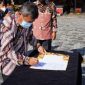 Bupati Garut, Rudy Gunawan melantik Pejabat Administrator, Pengawas Sekolah, dan Nomenklatur 2 Dinas di Lingkungan Pemerintah Kabupaten (Pemkab) Garut di Lapangan Sekretariat Daerah (Setda), Jalan Pembangunan, Kecamatan Tarogong Kidul, Kabupaten Garut, Jum’at (31/12/2021).
(Foto: Muhamad Azi Zulhakim/ Deni Septyan/ Diskominfo Garut)