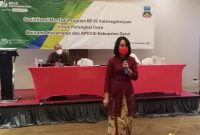 SOSIALISASI. Kepala Bagian (Kabag) Hukum, Setda Kabupaten Garut, Kristanti Wahyuni, SH, menjadi Narasumber pada sosialisasi manfaat Program kepesertaan BPJS Ketenagakerjaan, untuk Perangkat Desa Bersama Kecamatan dan APDESI Kabupaten Garut, yang dilaksanakan di Ballroom Fave Hotel, Jalan Cimanuk Nomor Desa Sukagalih, Kecamatan Tarogong Kidul Garut, Rabu (22/12/2021).