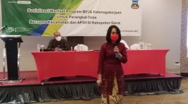 SOSIALISASI. Kepala Bagian (Kabag) Hukum, Setda Kabupaten Garut, Kristanti Wahyuni, SH, menjadi Narasumber pada sosialisasi manfaat Program kepesertaan BPJS Ketenagakerjaan, untuk Perangkat Desa Bersama Kecamatan dan APDESI Kabupaten Garut, yang dilaksanakan di Ballroom Fave Hotel, Jalan Cimanuk Nomor Desa Sukagalih, Kecamatan Tarogong Kidul Garut, Rabu (22/12/2021).