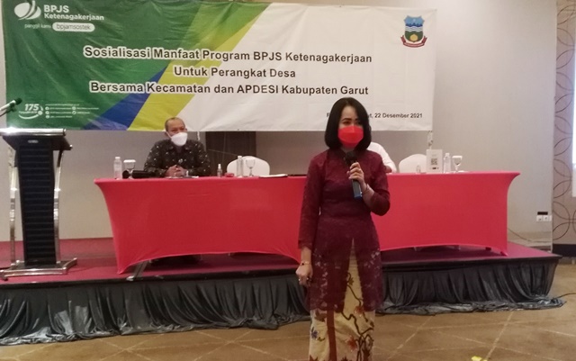 SOSIALISASI. Kepala Bagian (Kabag) Hukum, Setda Kabupaten Garut, Kristanti Wahyuni, SH, menjadi Narasumber pada sosialisasi manfaat Program kepesertaan BPJS Ketenagakerjaan, untuk Perangkat Desa Bersama Kecamatan dan APDESI Kabupaten Garut, yang dilaksanakan di Ballroom Fave Hotel, Jalan Cimanuk Nomor Desa Sukagalih, Kecamatan Tarogong Kidul Garut, Rabu (22/12/2021).