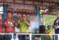 Ketua Harian Pengprov PRUI Jawa Barat, H Aceng Roni Syahbana, SPd,MSi, AIFO menyerahkan Plakat kepada Kepada TIM Rugby Kotan Bandung Juara BK Pra Porprov Jawa Barat 2021.DI SOR Kerkhof Jalan Merdaka, Tarogong Kidul Garut, Rabu ( 22/12/2021).