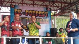 Ketua Harian Pengprov PRUI Jawa Barat, H Aceng Roni Syahbana, SPd,MSi, AIFO menyerahkan Plakat kepada Kepada TIM Rugby Kotan Bandung Juara BK Pra Porprov Jawa Barat 2021.DI SOR Kerkhof Jalan Merdaka, Tarogong Kidul Garut, Rabu ( 22/12/2021).