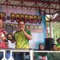 Ketua Harian Pengprov PRUI Jawa Barat, H Aceng Roni Syahbana, SPd,MSi, AIFO menyerahkan Plakat kepada Kepada TIM Rugby Kotan Bandung Juara BK Pra Porprov Jawa Barat 2021.DI SOR Kerkhof Jalan Merdaka, Tarogong Kidul Garut, Rabu ( 22/12/2021).