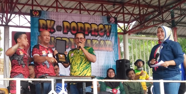 Ketua Harian Pengprov PRUI Jawa Barat, H Aceng Roni Syahbana, SPd,MSi, AIFO menyerahkan Plakat kepada Kepada TIM Rugby Kotan Bandung Juara BK Pra Porprov Jawa Barat 2021.DI SOR Kerkhof Jalan Merdaka, Tarogong Kidul Garut, Rabu ( 22/12/2021).